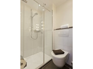 Das Badezimmer mit Dusche