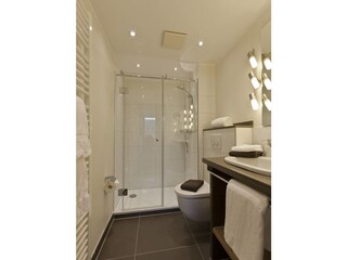 Das Badezimmer mit Dusche