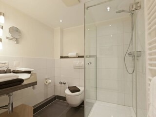 Das Badezimmer mit Dusche