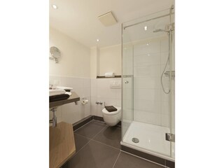 Das Badezimmer mit Dusche
