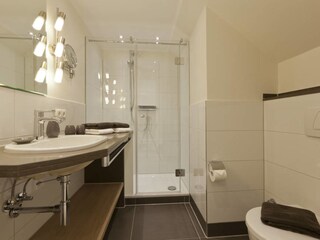 Das Badezimmer mit Dusche