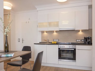 Küche mit Backofen und Kaffeemaschine / Essbereich