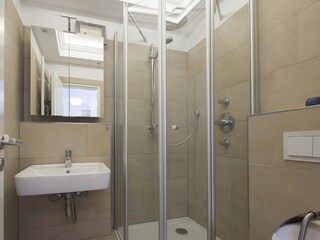 Badezimmer mit Dusche und WC