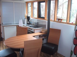 Küche mit Esstisch