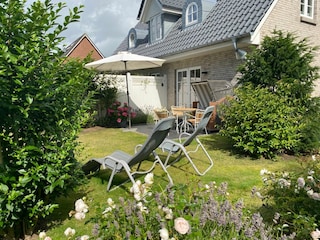 Mit Terrasse und Garten