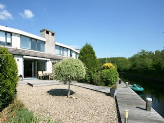 Paradies am Wasser mit Bootssteg