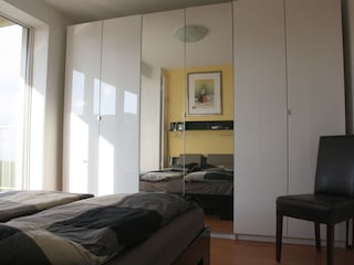 Kleiderschrank im Schlafzimmer