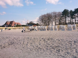 Ostseestrand mit Kurhaus Zingst und Strandkörben