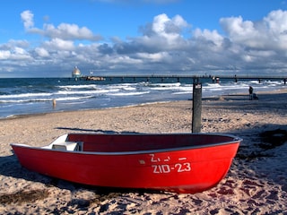 Ostseestrand mit Seebrücke und Tauchgondel