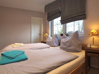 2. Schlafzimmer mit Blick auf begehbaren Kleiderschrank