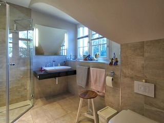 2. Badezimmer OG, Dusche, Waschbecken