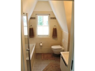 Badezimmer im OG mit Badewanne und Dusche