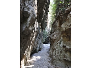 Wandern durch die Schlucht bei Cambos