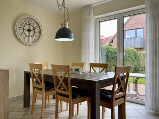 Der Eßbereich mit Zugang zur Terrasse
