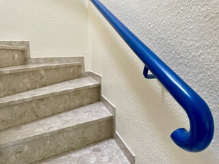 Breite Treppe zu den Schlafräumen in der ersten Etage