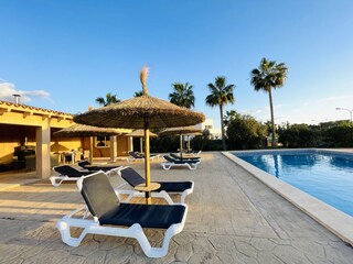 Relaxen unter dem Strohschirm am Pool