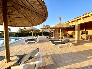 Genießen Sie Ihre Auszeit auf der Liege am großen Pool