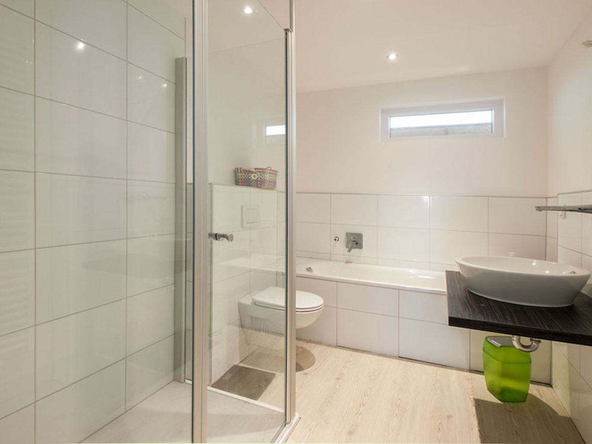Schönes schlafzimmer modernes bad mit glasdusche