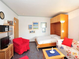 Wohnzimmer mit Schrankbett