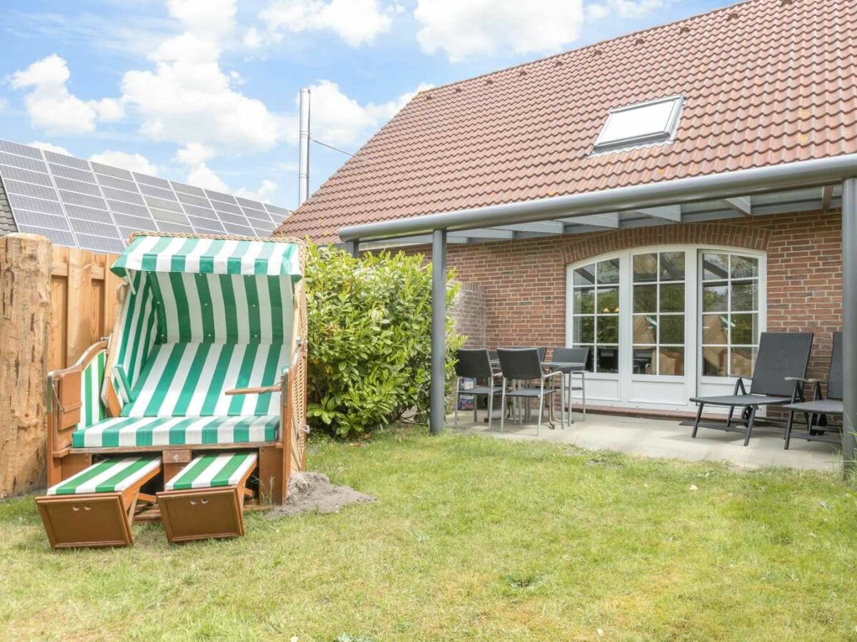 Gartenterrasse mit Strandkorb