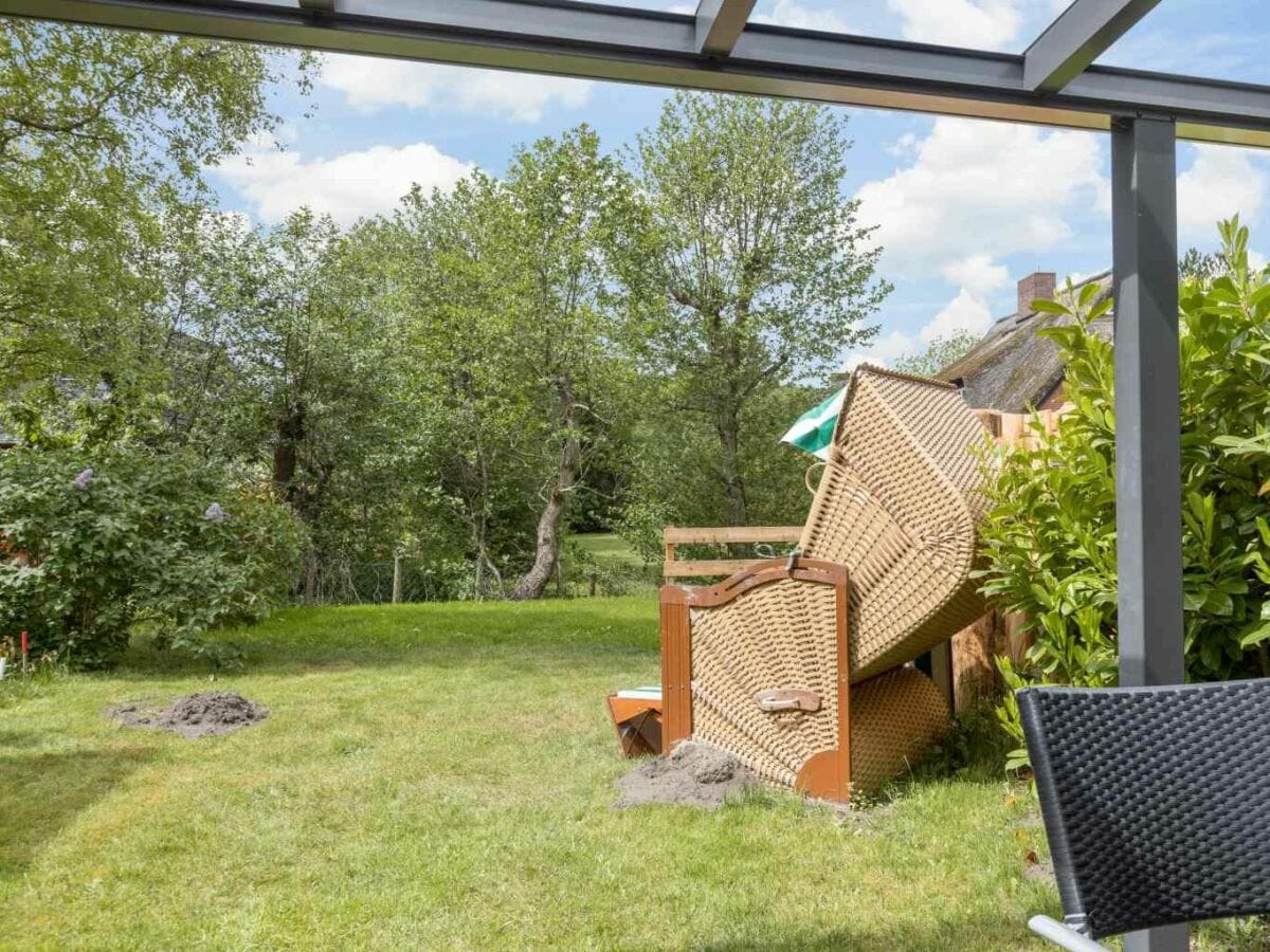 Gartenterrasse mit Strandkorb