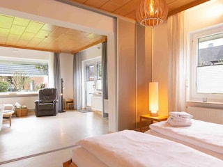 1. Schlafzimmer mit Blick ins Wohnzimmer