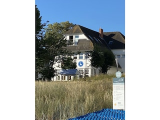Blick vom Strand auf die Villa