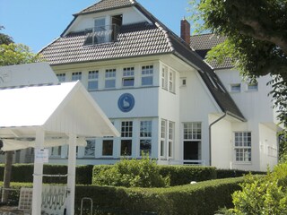 Blick von der Strandpromenade auf die Villa