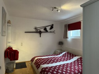 Schlafzimmer mit Bademöbel