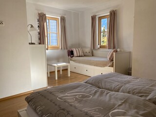 Schlafzimmer mit 2 Zusatzbetten.