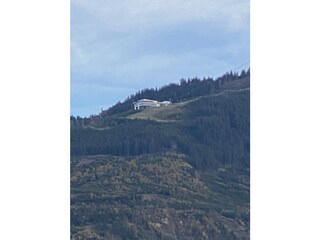 Blick vom Haus auf den neuen Lift zum Gletscher.