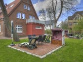 Terrasse mit Garten und Strandkorb