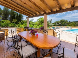 Terrasse mit Zugang zum Pool