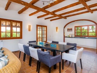 Essbereich mit Zugang zur Küche und Terrasse