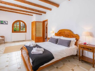 barrrierefreies Schlafzimmer mit Queensize-Doppelbett