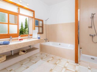 barrierefreies Bad mit Dusche und Wanne