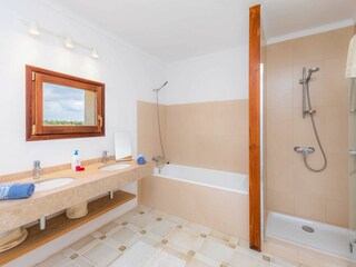 Badezimmer mit Dusche und Wanne
