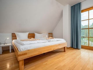 Schlafzimmer mit Doppelbett (OG)