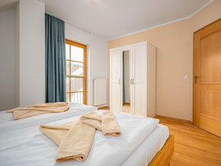 Schlafzimmer mit Doppelbett (OG)