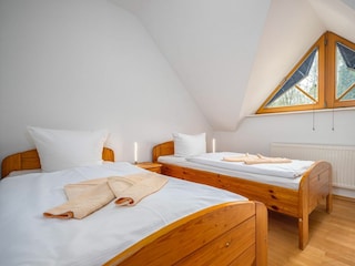 Schlafzimmer mit zwei Einzelbetten (OG)