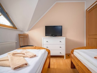 Schlafzimmer mit zwei Einzelbetten (OG)