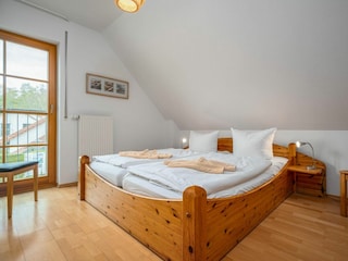 Schlafzimmer mit Doppelbett (OG)