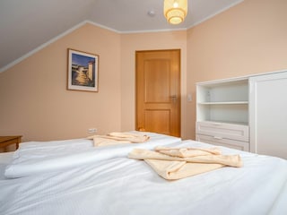 Schlafzimmer mit Doppelbett (OG)