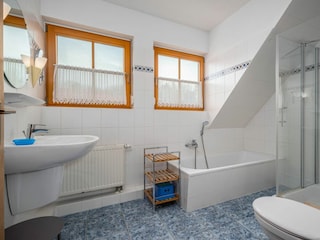 Bad mit Dusche, WC und Badewanne