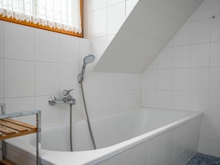 Bad mit Dusche, WC und Badewanne