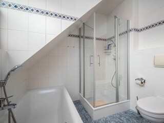 Bad mit Dusche, WC und Badewanne