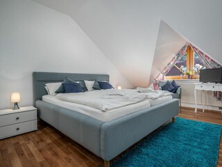 Schlafzimmer mit Doppelbett