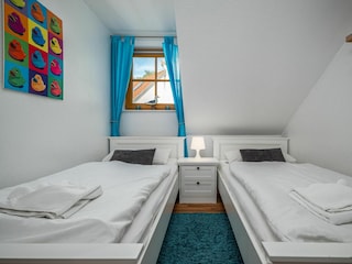 Schlafzimmer mit zwei Einzelbetten