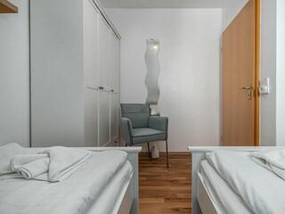 Schlafzimmer mit zwei Einzelbetten
