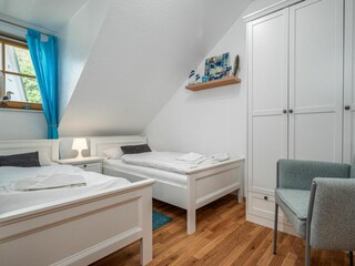 Schlafzimmer mit zwei Einzelbetten
